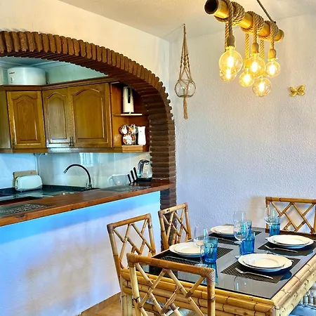 Stylish 2br With Sea View 미하스