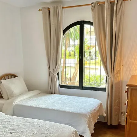 Stylish 2br With Sea View 아파트 미하스